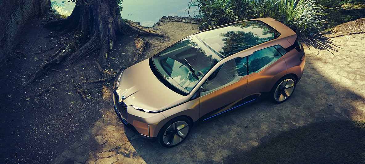 BMW Vision iNEXT zhora BMW Vision iNEXT zhora pri jazere a strome