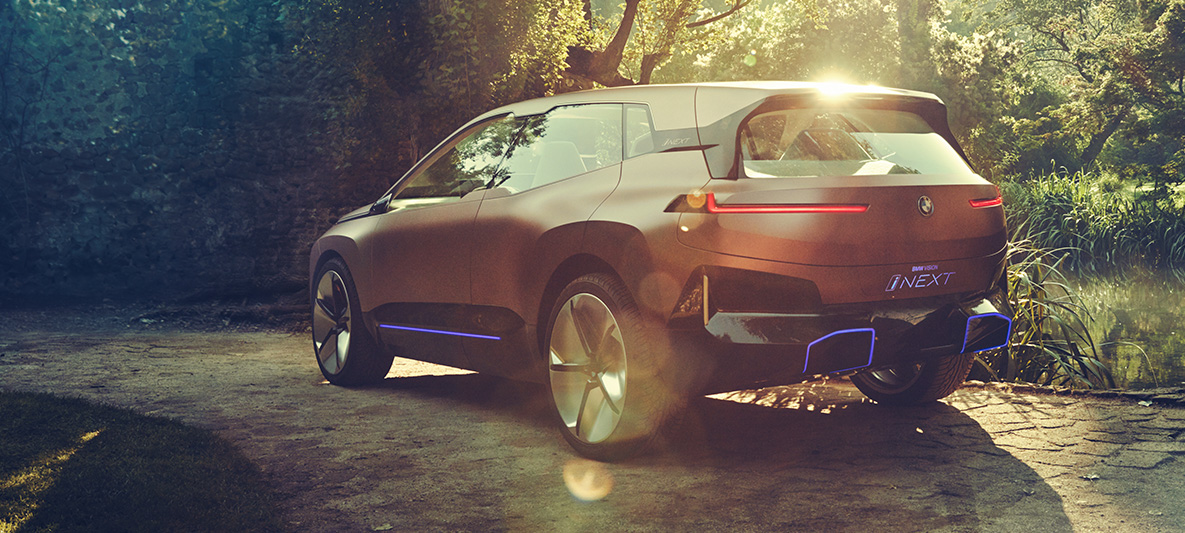 Zadný záber na BMW Vision iNEXT Zadný záber na BMW Vision iNEXT na slnku na čistinke