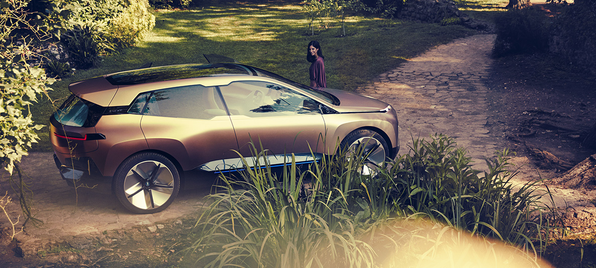 Bočný záber na BMW Vision iNEXT Bočný záber na BMW Vision iNEXT v parku pred rázcestím