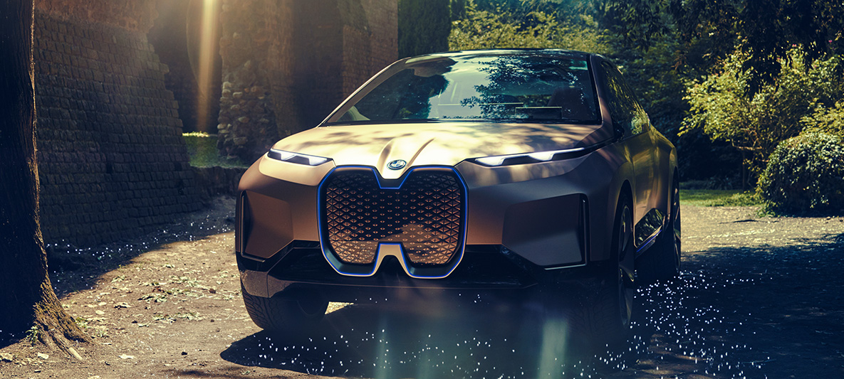 Predný záber na BMW Vision iNEXT Predný záber na BMW Vision iNEXT vo vjazde do domu