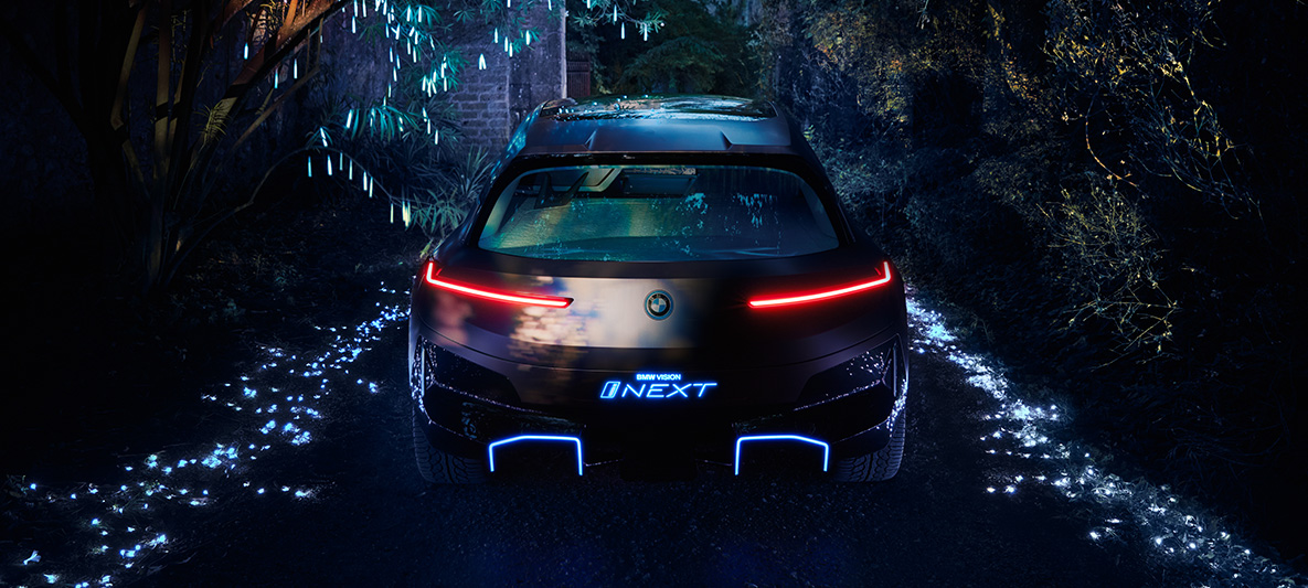Zadný záber na BMW Vision iNEXT Zadný záber na BMW Vision iNEXT s červenými zadnými svetlami v noci