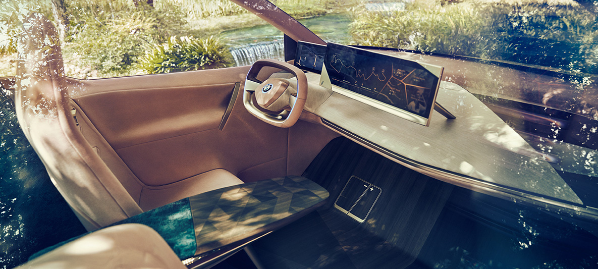 Záber interiéru BMW Vision iNEXT Záber interiéru BMW Vision iNEXT s miestom pre vodiča a stolíkom na kávu