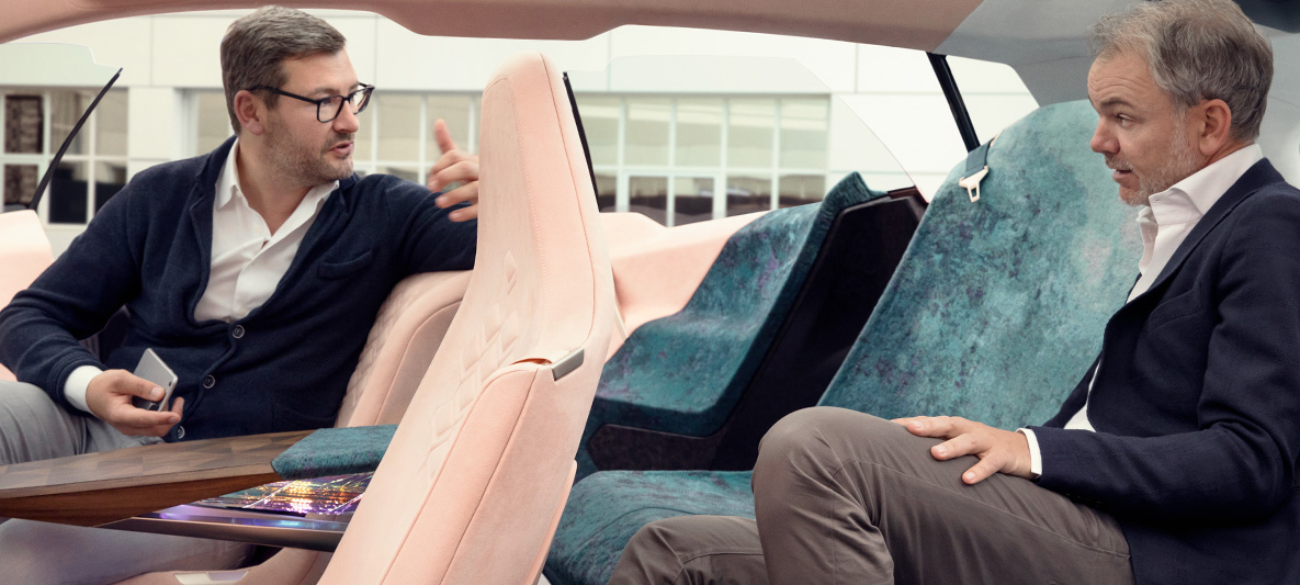 Adrian van Hooydonk v BMW Vision iNEXT BMW dizajnér a Adrian van Hooydonk v BMW Vision iNEXT