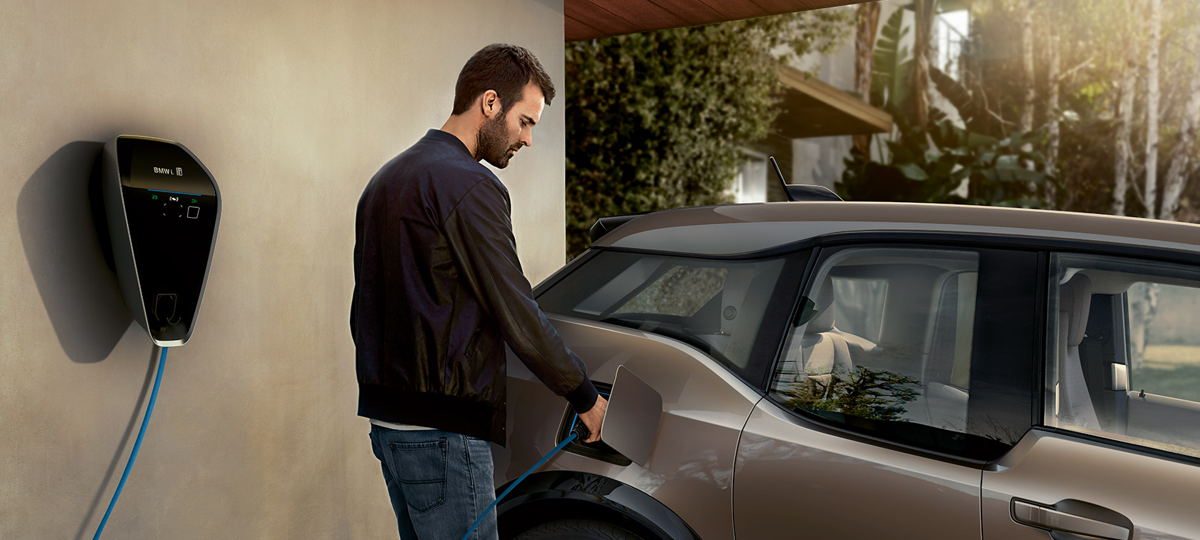 Muž nabíja BMW i3. Muž nabíja BMW i3 na zariadení BMW i Wallbox.