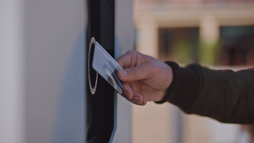 Elektrické automobily BMW iX verejné nabíjanie s BMW Charging Vysokovýkonné nabíjacie stanice video Elektrické automobily BMW iX verejné nabíjanie s BMW Charging Vysokovýkonné nabíjacie stanice video