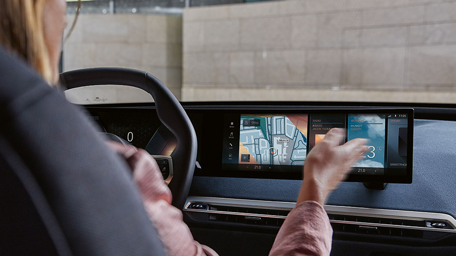 BMW Connected Charging na palube BMW Connected Charging na palube BMW iX a BMW Curved Display