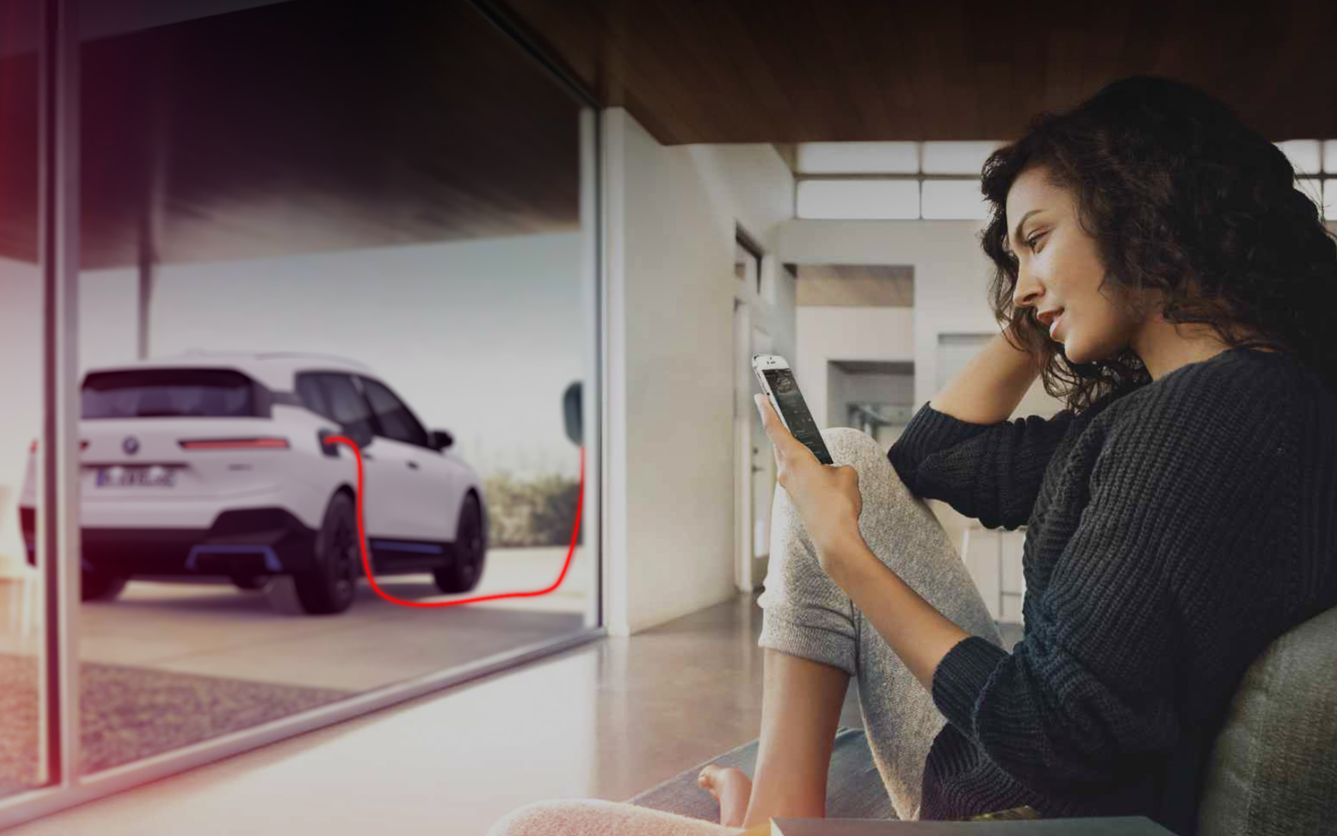 Nabíjanie doma BMW iX i20 žena so smartfónom