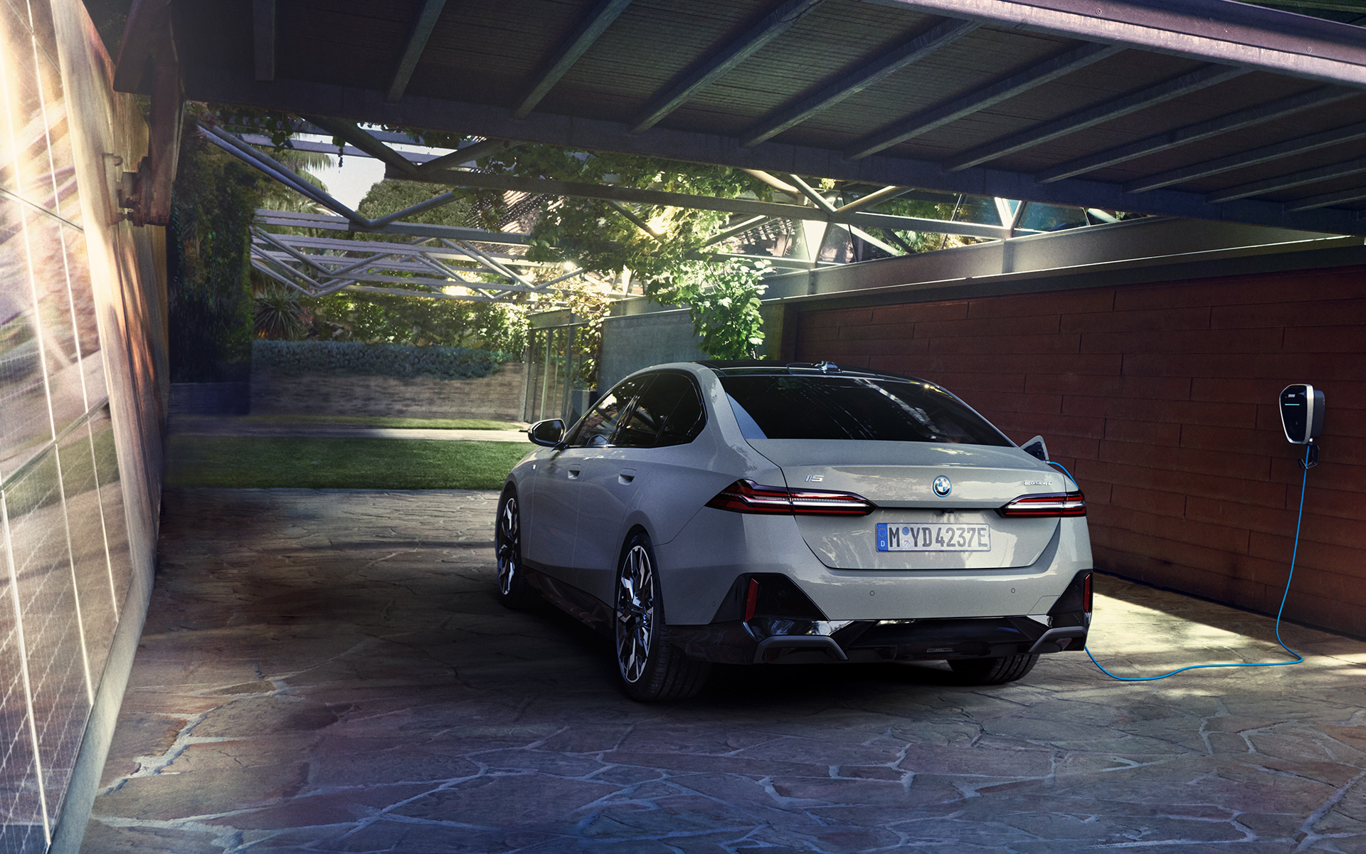 Solárne nabíjanie doma BMW i5 eDrive40 G60 zadobočný pohľad