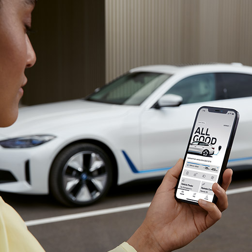 Connected Charging v aplikácii My BMW BMW i4 G26 s osobou v popredí