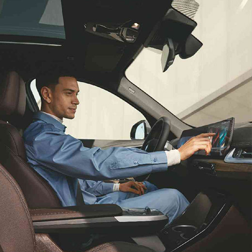Connected Charging na palube BMW muž ovláda BMW Curved Display