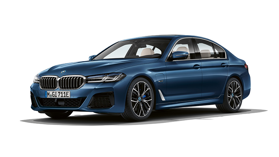 BMW radu 5 Sedan plug-in hybrid predobočný záber BMW radu 5 Sedan plug-in hybrid predobočný štúdiový záber