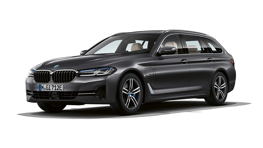 BMW radu 5 Touring plug-in hybrid predobočný záber BMW radu 5 Touring plug-in hybrid predobočný štúdiový záber