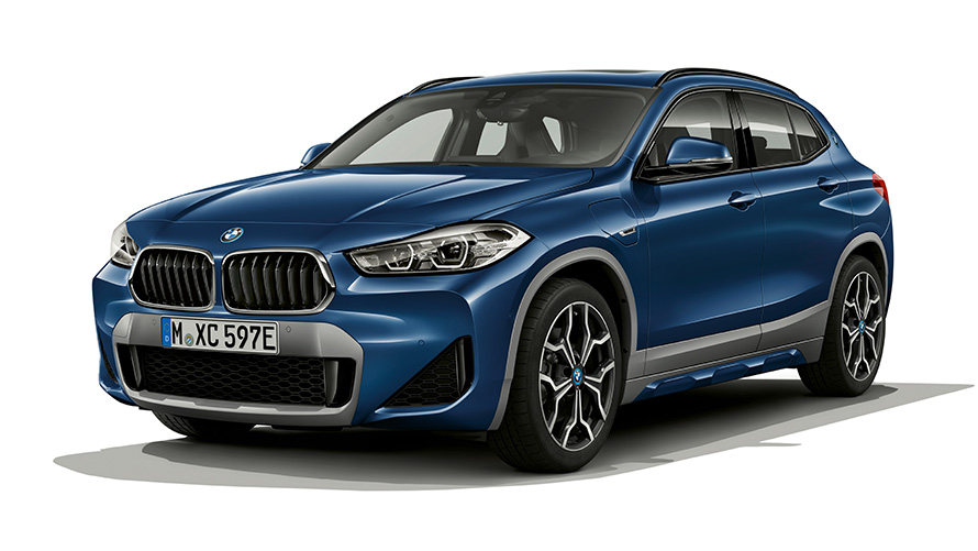 BMW X2 xDrive25e PHEV automobil predobočný pohľad BMW X2 xDrive25e PHEV automobil štúdiový záber predobočný pohľad