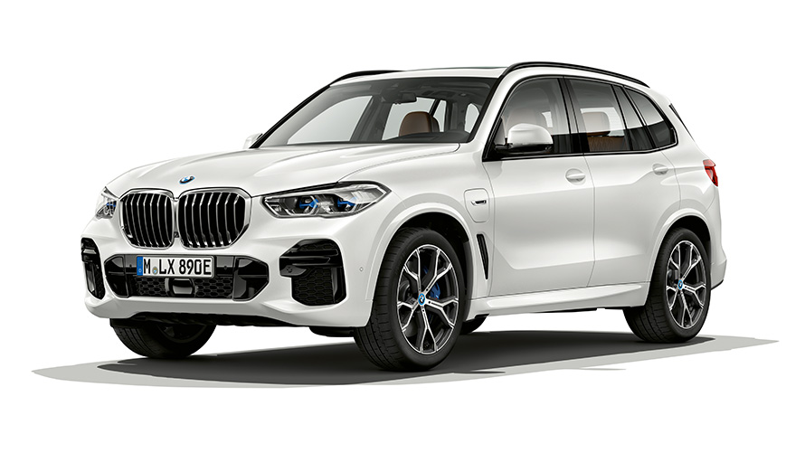 BMW X5 xDrive45e PHEV automobil predobočný pohľad BMW X5 xDrive45e PHEV automobil štúdiový záber predobočný pohľad
