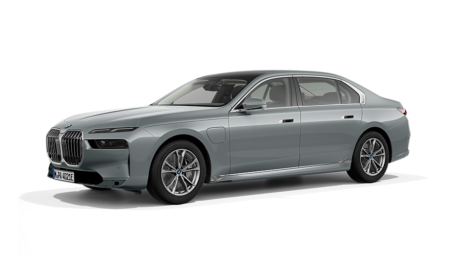 BMW 750e xDrive G70 PHEV predobočný pohľad statický