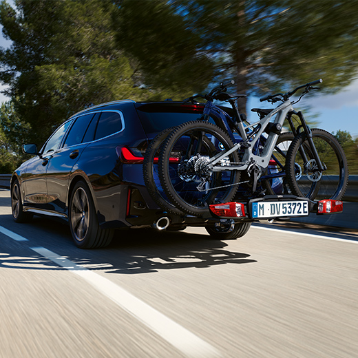 BMW radu 3 Touring G21 PHEV zadobočný pohľad jazdný s bicyklami