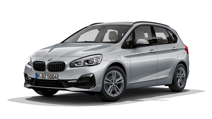 BMW 225xe Active Tourer PHEV automobil predobočný pohľad BMW 225xe Active Tourer PHEV automobil štúdiový záber predobočný pohľad