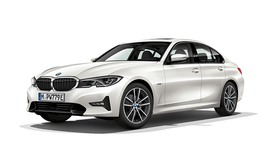 BMW radu 3 Sedan plug-in hybrid predobočný záber BMW radu 3 Sedan plug-in hybrid predobočný štúdiový záber