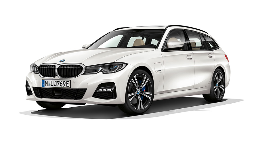 BMW radu 3 Touring plug-in hybrid predobočný záber BMW radu 3 Touring plug-in hybrid predobočný štúdiový záber