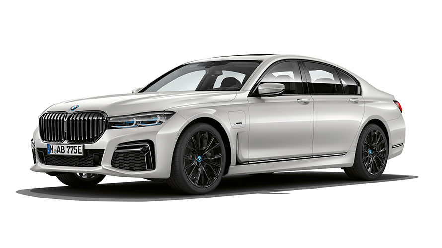 BMW 745e Sedan PHEV automobil predobočný pohľad BMW 745e Sedan PHEV automobil štúdiový záber predobočný pohľad