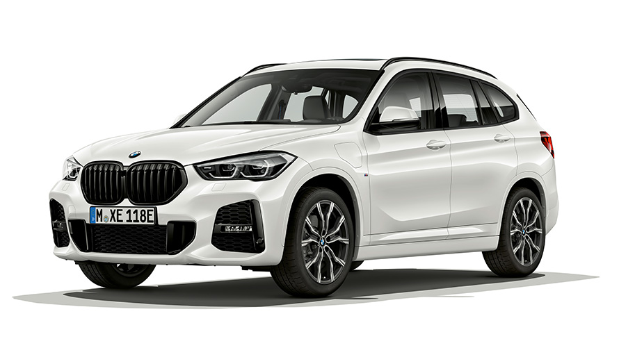 BMW X1 xDrive25e PHEV automobil predobočný pohľad BMW X1 xDrive25e PHEV automobil štúdiový záber predobočný pohľad