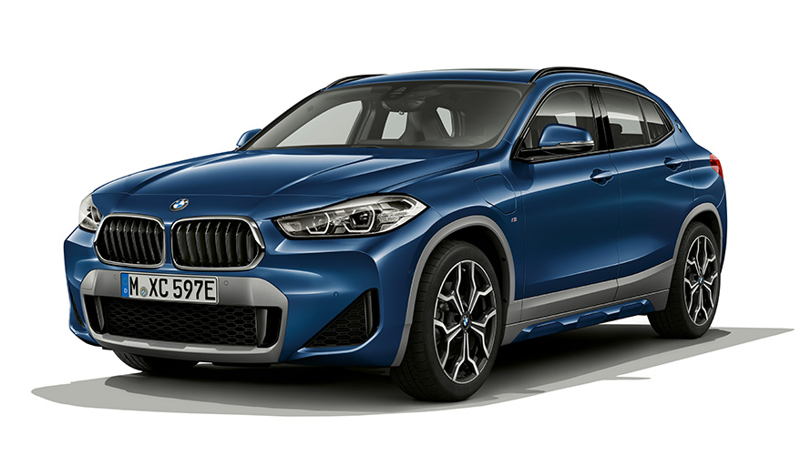 BMW X2 xDrive25e PHEV automobil predobočný pohľad BMW X2 xDrive25e PHEV automobil štúdiový záber predobočný pohľad