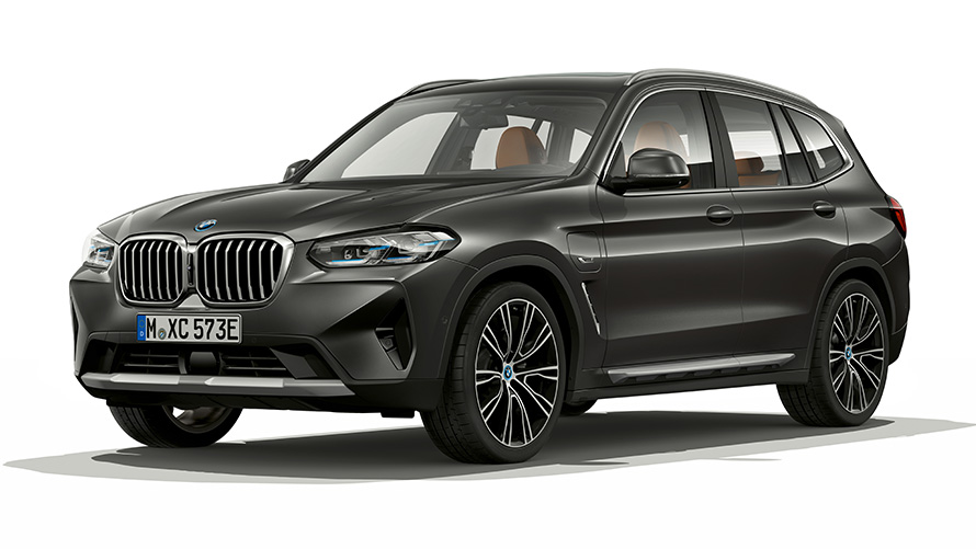 BMW X3 xDrive30e PHEV automobil predobočný pohľad BMW X3 xDrive30e PHEV automobil štúdiový záber predobočný pohľad