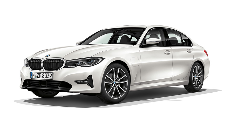 BMW radu 3 Sedan plug-in hybrid predobočný záber BMW radu 3 Sedan plug-in hybrid predobočný štúdiový záber