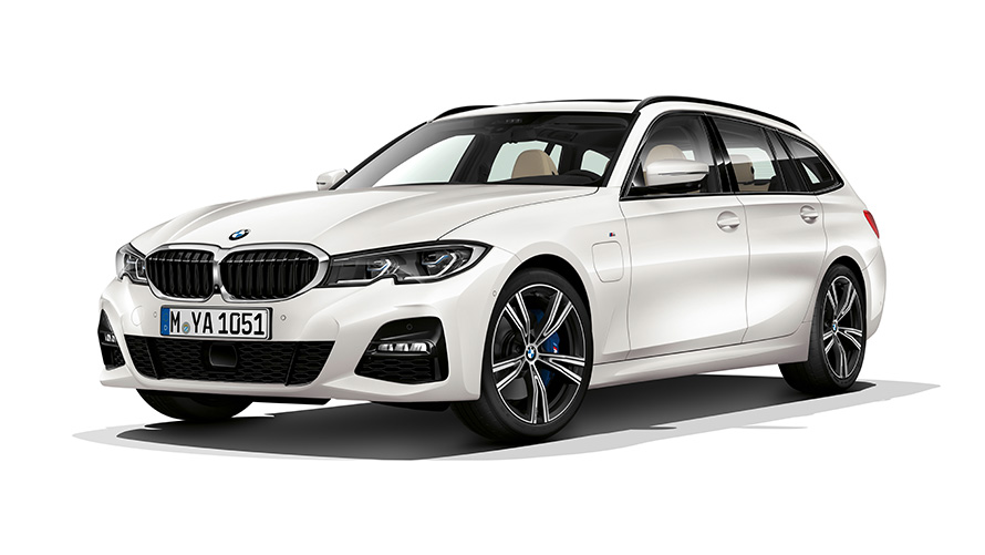 BMW radu 3 Touring plug-in hybrid predobočný záber BMW radu 3 Touring plug-in hybrid predobočný štúdiový záber