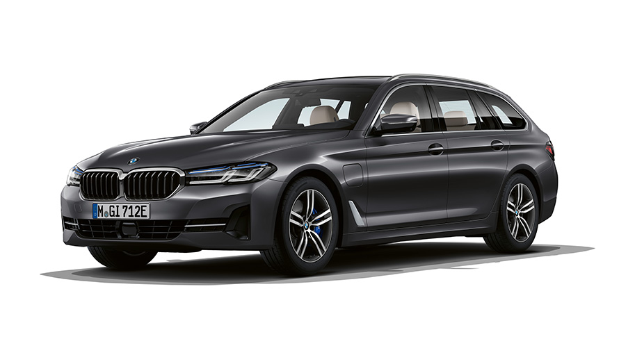BMW radu 5 Touring plug-in hybrid predobočný záber BMW radu 5 Touring plug-in hybrid predobočný štúdiový záber