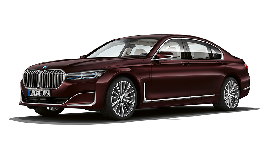 BMW 745e Sedan PHEV automobil predobočný pohľad BMW 745e Sedan PHEV automobil štúdiový záber predobočný pohľad