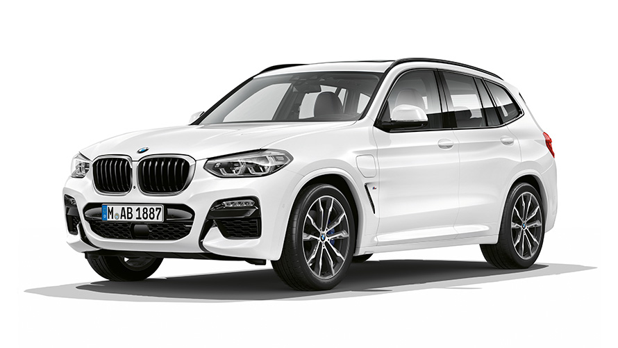 BMW X3 xDrive30e PHEV automobil predobočný pohľad BMW X3 xDrive30e PHEV automobil štúdiový záber predobočný pohľad