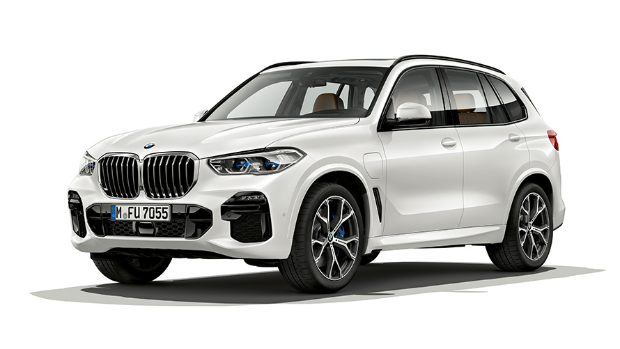BMW X5 xDrive45e PHEV automobil predobočný pohľad BMW X5 xDrive45e PHEV automobil štúdiový záber predobočný pohľad