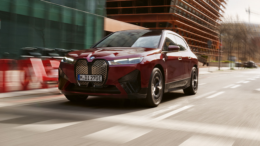 Individualizácia BMW Digital Key BMW iX i20 BMW Digital Key individualizácia BMW iX i20 predobočný záber jazda na ceste