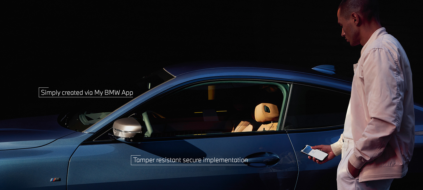 BMW Digital Key aplikácia My BMW muž otvára BMW svojím smartfónom BMW Digital Key aplikácia My BMW muž otvára BMW svojím smartfónom
