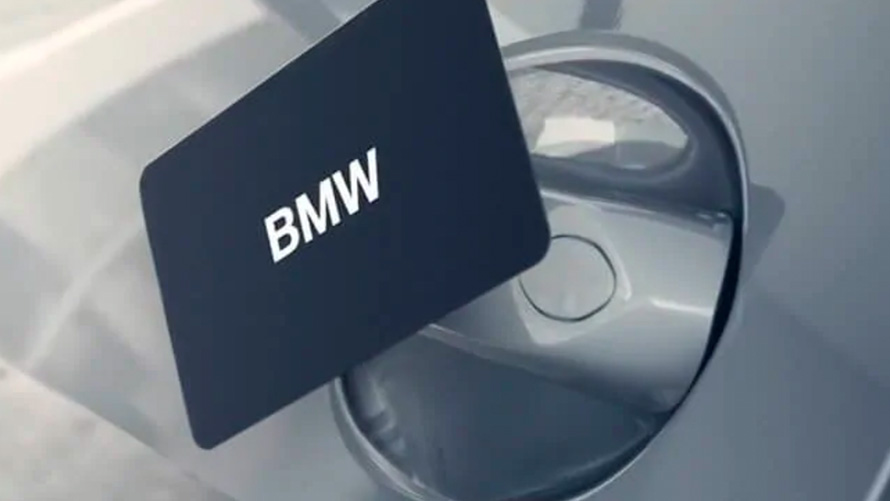 BMW KeyCard Muž otvára svoje BMW pomocou BMW KeyCard vo funkcii digitálneho kľúča
