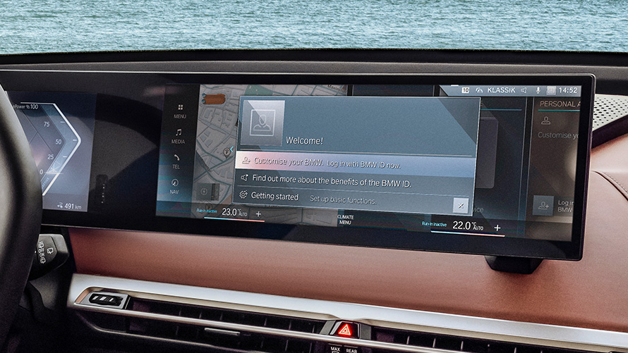 BMW Curved Display s uvítacou správou a menu nastavení pre osobné BMW ID BMW Curved Display s uvítacou správou a menu nastavení pre osobné BMW ID