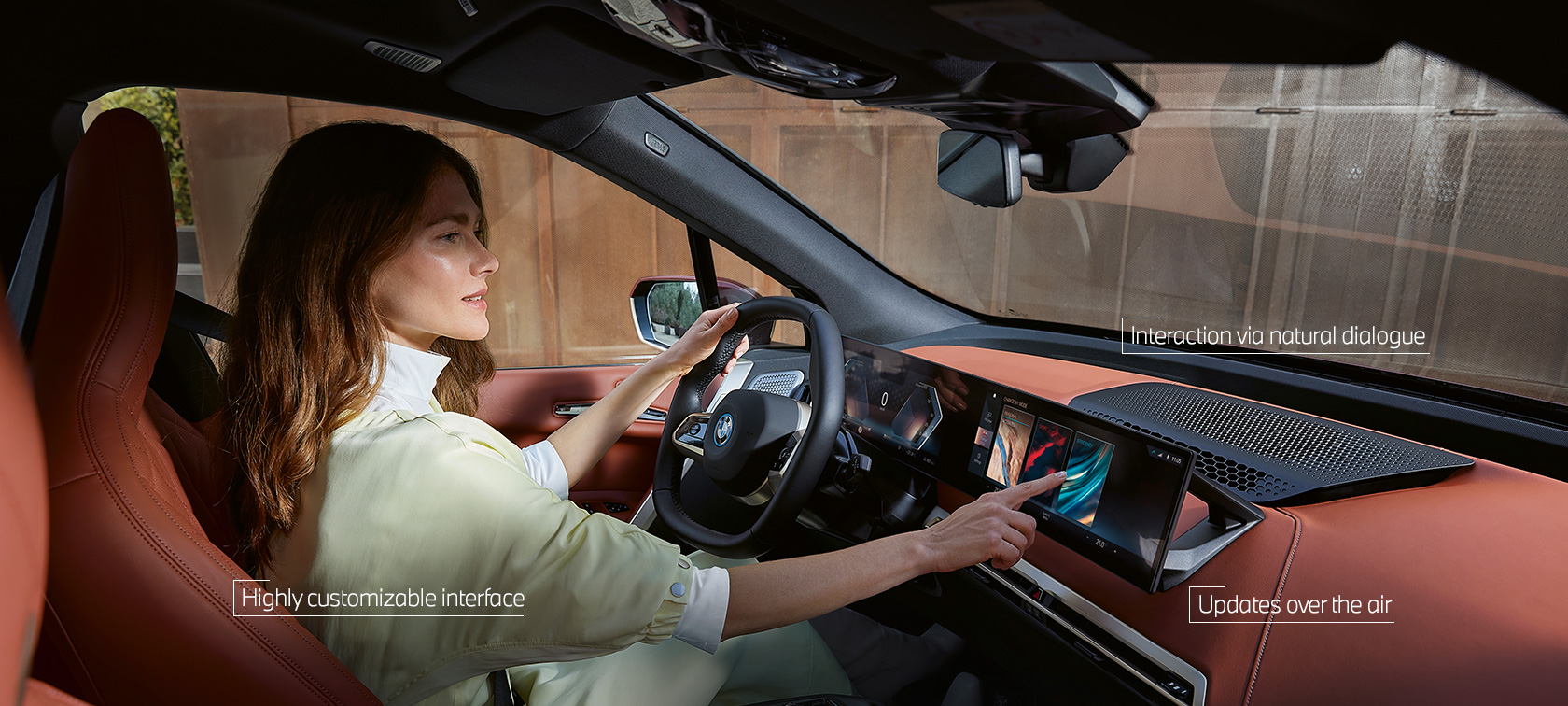 Žena používa MyModes na dotykovom displeji BMW iDrive. Žena používa MyModes na dotykovom displeji BMW iDrive.