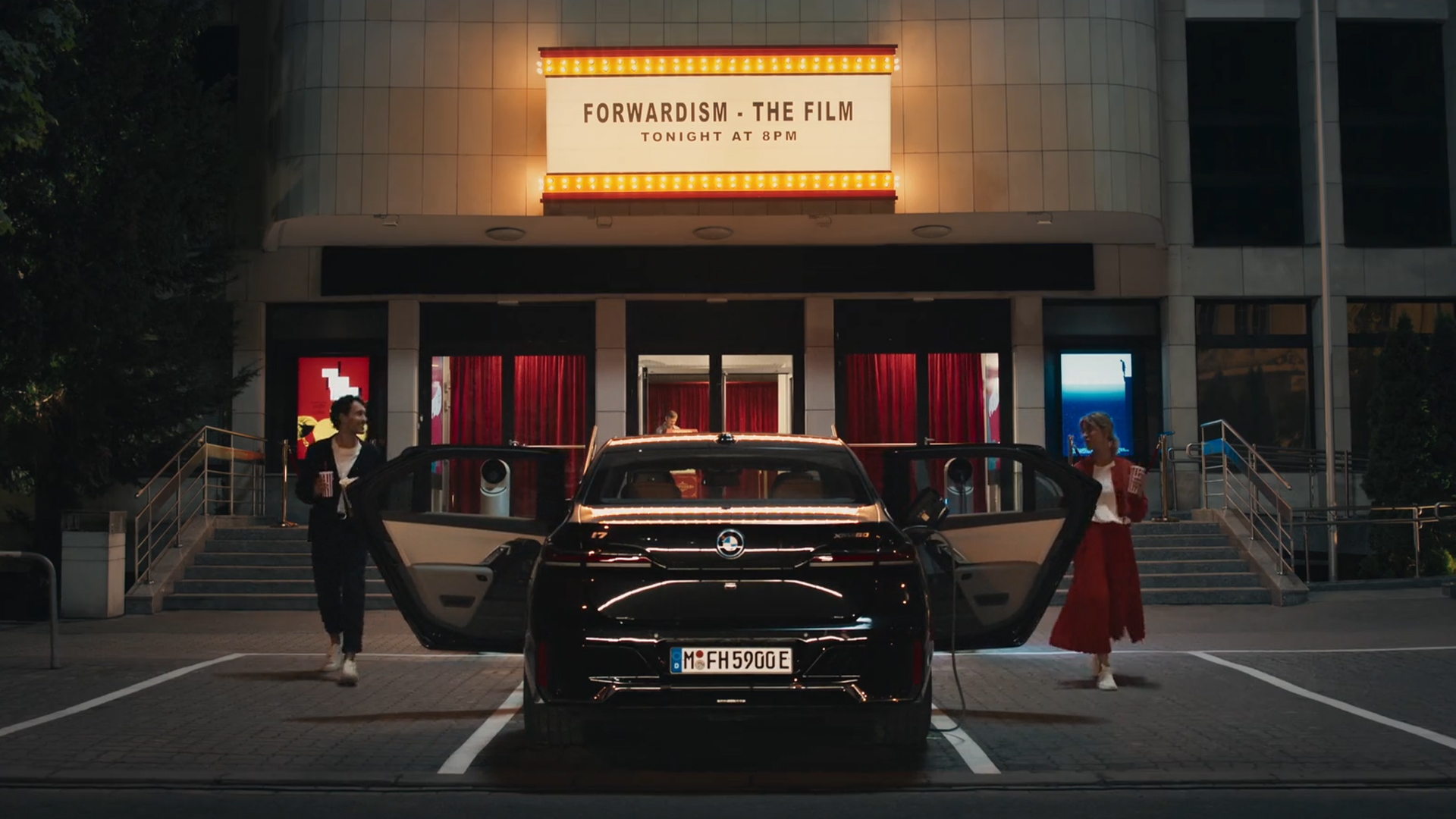 BMW iDrive Challenge kino zážitok BMW iDrive Challenge kino zážitok zadný pohľad pred kinom