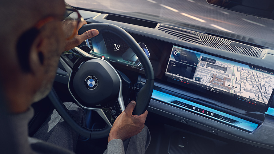 BMW interiér muž sa pozerá na displej a Operating System 8.5 BMW interiér muž sa pozerá na BMW Maps displej a Operating System 8.5