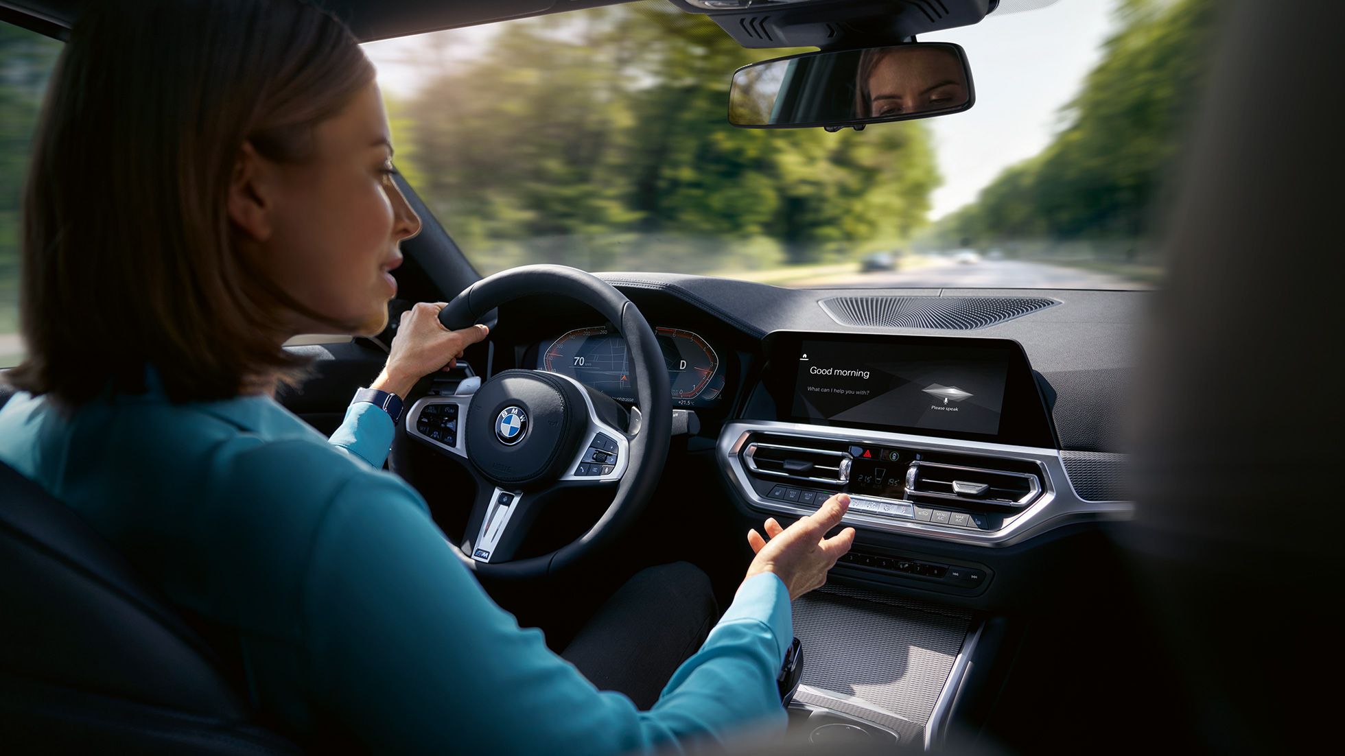 Žena používa BMW Intelligent Personal Assistant vo svojom BMW Žena používa BMW ConnectedDrive Intelligent Personal Assistant vo svojom BMW