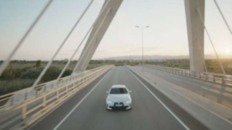 BMW IconicSounds Electric BMW na moste BMW IconicSounds Electric BMW jazda na moste