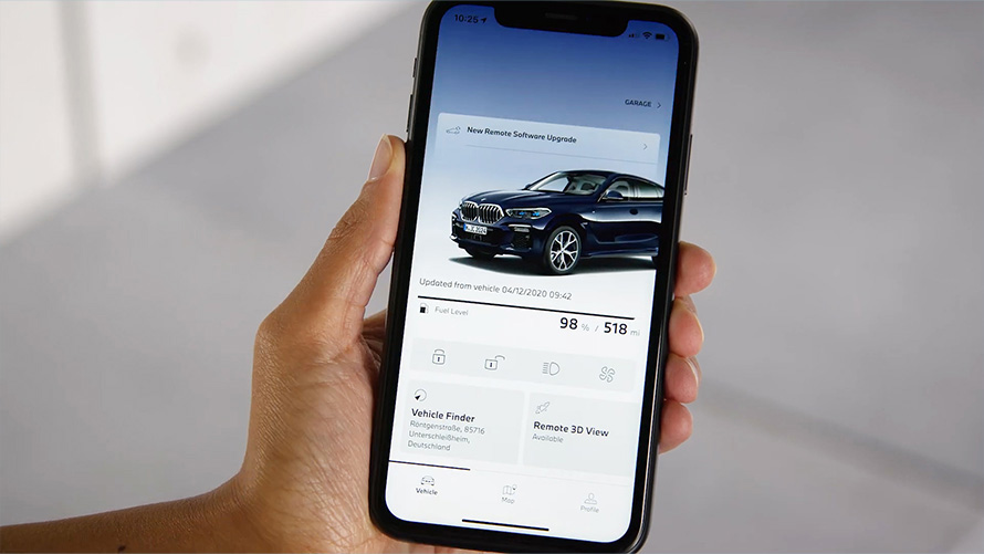Smartfón v ruke s náhľadom aplikácie My BMW Remote Software Upgrade smartfón v ruke s náhľadom aplikácie My BMW