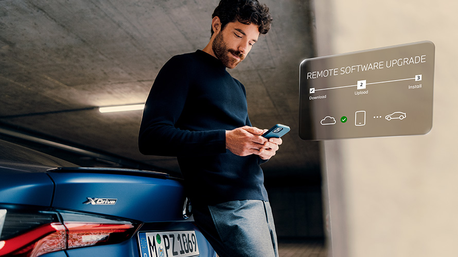 Remote Software Upgrade BMW ConnectedDrive aktualizácie BMW ConnectedDrive aktualizácie Remote Software Upgrade muž so smartfónom