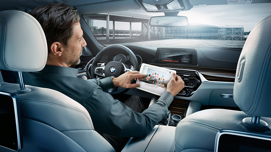 Wi-Fi Hotspot Muž používa Wi-Fi Hotspot v BMW