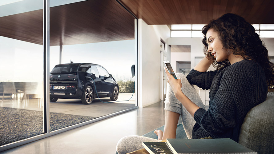 Digital Charging Service Žena používa „Digital Charging Service“ doma na smartfóne pre svoje BMW i3