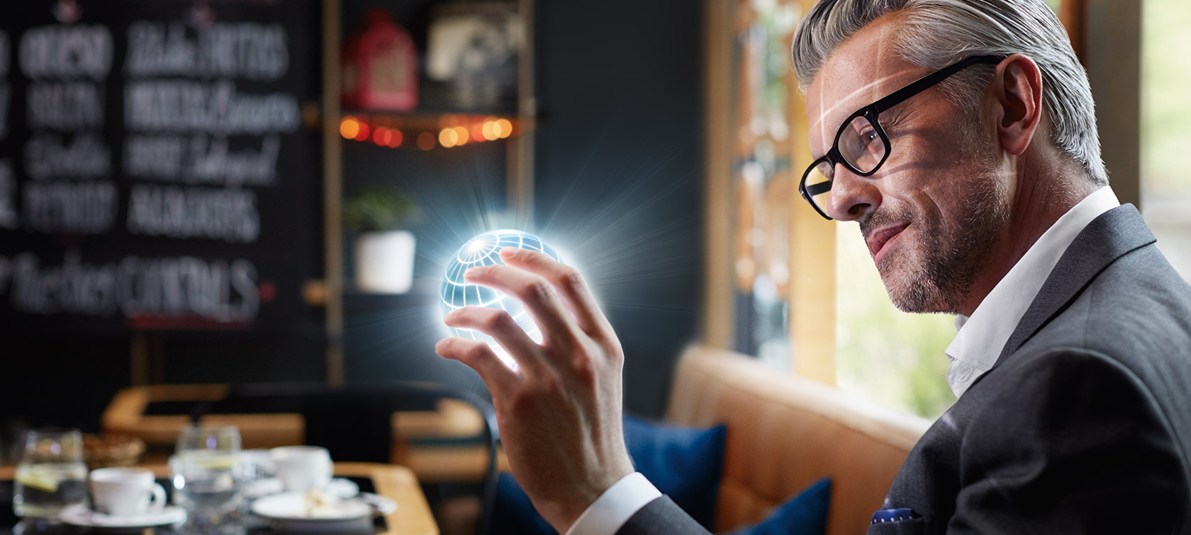 BMW ConnectedDrive Digital Services Muž drží v rukách ConnectedDrive glóbus a je fascinovaný