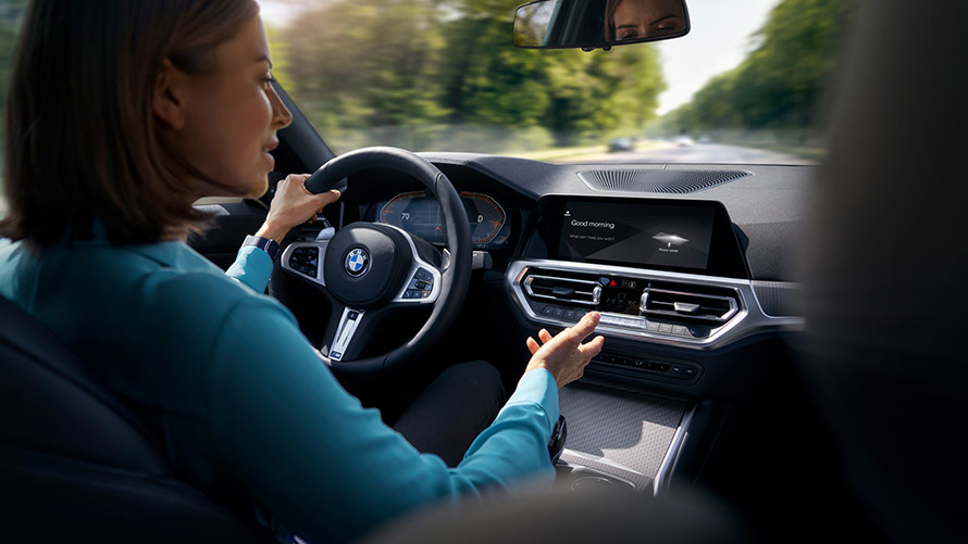 BMW Intelligent Personal Assistant, BMW Car Expert Žena riadi BMW a používa Car Expert