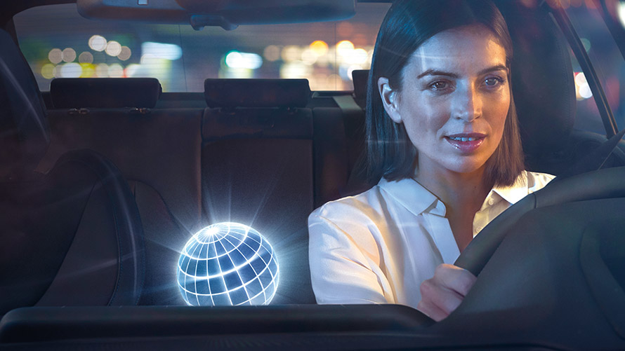 BMW Intelligent Personal Assistant, Natural Interaction Žena riadi BMW v nočnej scenérii