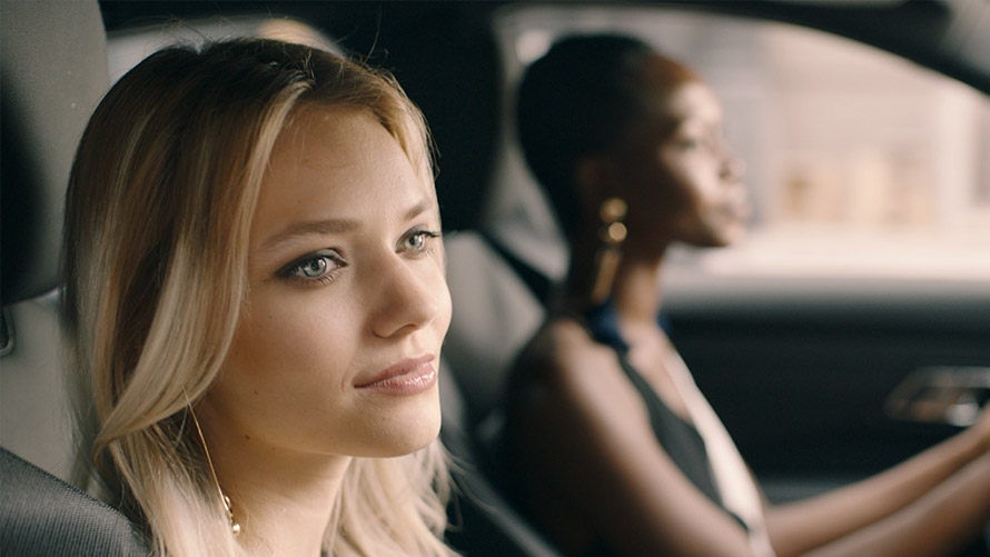 BMW Intelligent Personal Assistant, In-Car Experiences Dve ženy počas jazdy v BMW používajú In-Car Experiences